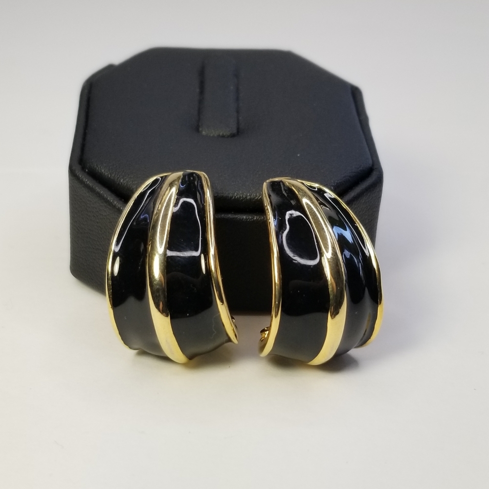 VTG Signed GINNIE JOHANSEN Black Enamel Gold Tone Clip Hoop Statement Earrings